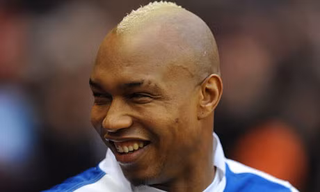 El Hadji Diouf (Senegal) có hành động rất xấu là nhổ nước bọt vào các CĐV Westham, đánh nhau với CĐV của Celtic và có mái tóc rất xấu. Ảnh: The guardian.