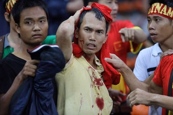 CĐV Việt Nam bị các thành phần quá khích bên phía Malaysia hành hung sau bàn thắng ấn định chiến thắng 2-1 cho ĐTVN của Văn Quyết.