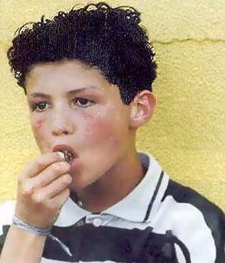 Cris Ronaldo trốn học không chỉ vì ham đá bóng mà trốn học vì hay bị bạn bè trêu chọc.