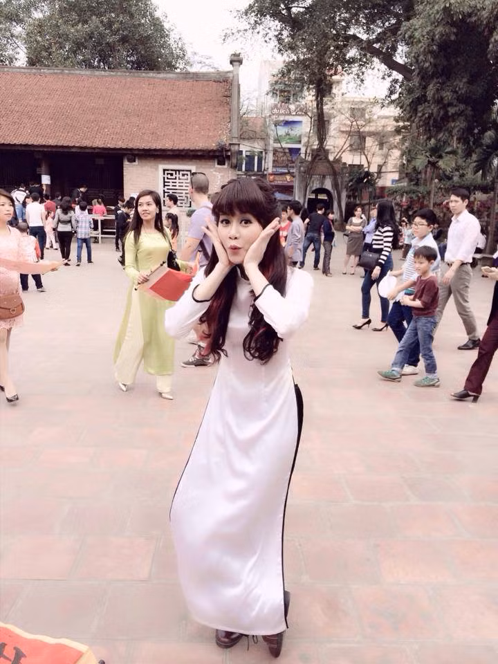 Khi trở về Việt Nam để ăn tết cùng gia đình, An Nguy cũng không quên thay đổi phong cách cá tính của mình bằng chiếc áo dài đầy thùy mị và duyên dáng.