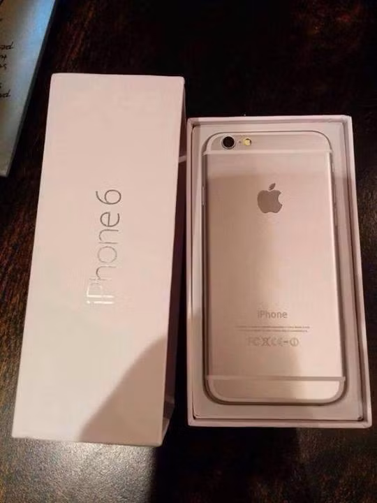 Chiếc Iphone 6 dù chưa có mặt trên thị trường nhưng hot girl mạng đã up ảnh và chỉ khi bị một số người bóc mẽ, cô nàng bào chữa là ảnh trên mạng, chỉ up thôi chứ không phải của mình.