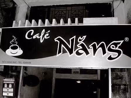 Cafe Năng đã tồn tại trên đất Hà Thành cũng đã hơn 50 năm. Nằm trên con phố Hàng Bạc đông đúc, chật hẹp, đôi khi đến với Năng người ta còn thấy đôi chút bất tiện vì khó tìm chỗ để xe nhưng vì đê mê hương vị của cafe nơi đây mà các vị khách không ngại vượt khó để đến với nó. Dù sáng, trưa, chiều hay tối Năng lúc nào cũng tấp nập và nhộn nhịp.