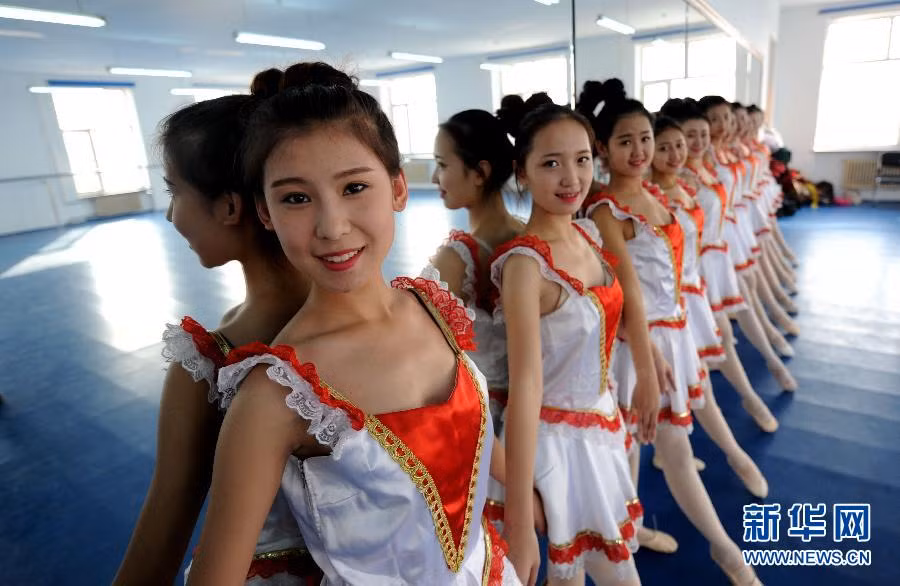 Thậm chí các sinh viên còn phải học ba lê để rèn luyện sự dẻo dai và sức chịu đựng của cơ thể.