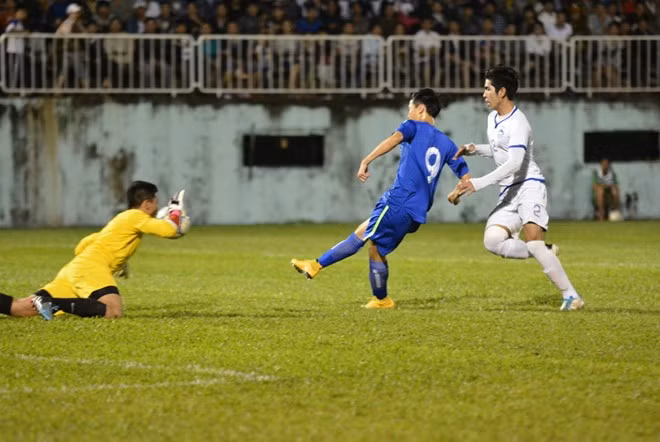 Văn Toàn xuất sắc với hat-trick vào lưới của Phú Yên.