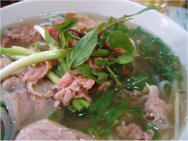 Thật tuyệt vời khi được lang thang phố cổ ngày lạnh, thưởng thức những món ăn vỉa hè, xì xụp bát phở nóng. 