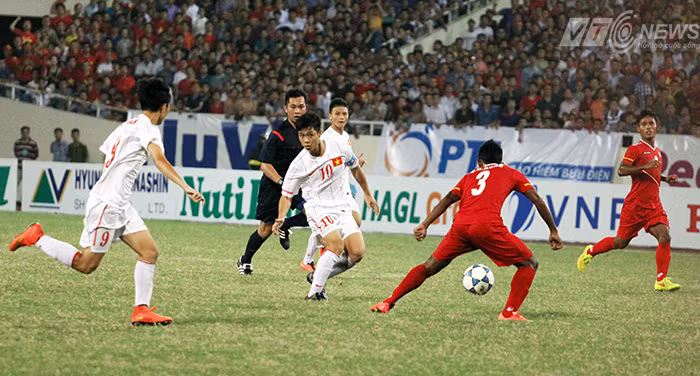 Mới đây, trong tình huống nâng tỷ số 3-0 của Văn Toàn trong trận bán kết cúp U19 Nutifood với đối thủ U19 Myanmar, khán giả lại tán thưởng Công Phượng bằng những tràng pháo tay không ngớt khi cầu thủ này sử dụng kỹ thuật chuyền bóng "lườm rau gắp thịt".