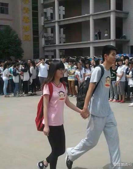 Sẽ chẳng có gì để ồn ào nếu như cặp đôi nào cũng chỉ nắm tay vui vẻ bước ra khỏi phòng thi như thế này, chứ không phải những màn cõng, bế mang tính riêng tư. Mặc dù công khai thể hiện tình cảm giữa chốn đông người của cặp sĩ tử cũng thu hút những ánh nhìn của rất đông các bạn học vì độ bạo dạn nhưng nó vẫn ở trong ngưỡng chấp nhận được.