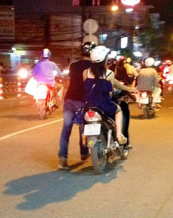 Trước đó, bức ảnh cô gái ngồi yên trên xe máy để bạn trai dắt trên phố khi xe hết xăng cũng gây ra nhiều đồn đoán trong cộng đồng mạng, người thì ném đá thái độ "sang chảnh" nửa mùa của cô gái, người thì phán đoán rằng cô gái bị trẹo chân, đành để người yêu dắt.