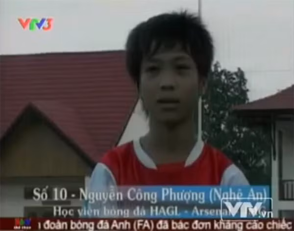 Cậu bé xứ Nghệ lần đầu tiên trả lời phỏng vấn trên truyền hình. Ảnh cắt từ clip.