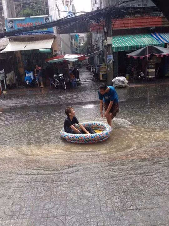 Trời mưa thì mặc trời mưa, mưa mà to quá ta chơi phao nè! Ảnh: Kiệt Trần/ FB R.B.
