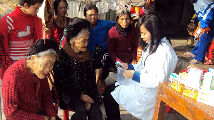 Mới đây nhất là câu chuyện của bác sĩ trẻ Nguyễn Thị Hiên. Nguyễn Thị Hiên từng phải đi ăn xin để kiếm miếng ăn sống qua ngày. Ấu thơ cay cực và tủi nhục đã khiến Hiên có một ý chí phi thường về việc học tập. Cô bé Hiên trong những năm tháng khổ cực ấy đã quyết tâm theo đuổi giấc mơ học tập và thi đỗ trường ĐH Y Thái Nguyên, rồi tiếp đến là ĐH Y Phạm Ngọc Thạch, và ĐH Y Dược TP HCM. Ảnh: Tuổi Trẻ.