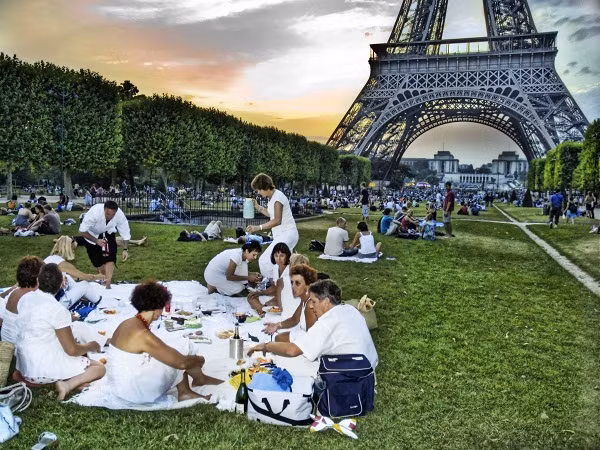 Nhắc đến Paris, người ta sẽ không quên được tháp Eiffel. Với những chiếc bánh mì baguette tươi đặc sản của nước Pháp, một chút pho mát và một chai rượu vang các du khách đã có một bữa ăn theo kiểu dã ngoại ngay tại quảng trường Champ de Mars ngay dưới chân tháp Eiffel.
