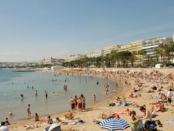 Cannes là một bãi biển nổi tiếng ở Pháp với bãi cát trắng và màu biển xanh biếc.