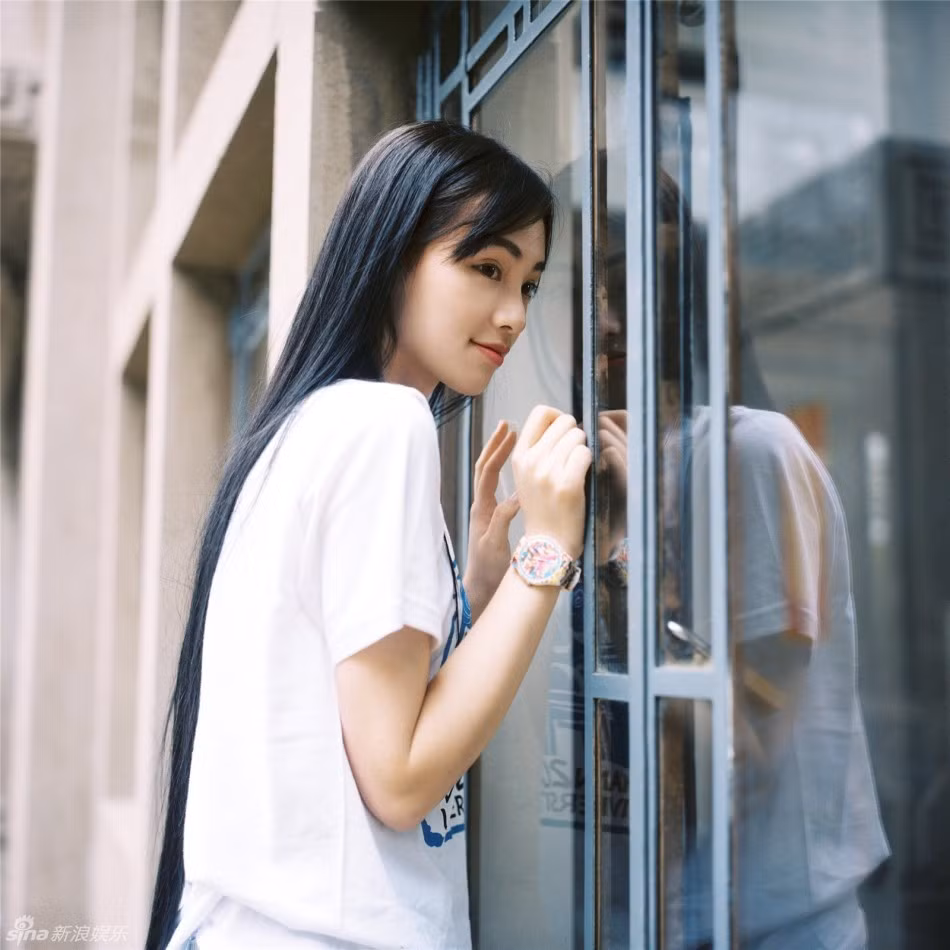 Bộ ảnh nhận được nhiều sự khen ngợi của cư dân mạng vì vẻ ngoài xinh đẹp và thanh thuần của nữ nhân vật chính cũng như cảnh quan của ngôi trường.
