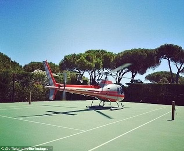 Đến sân chơi tennis bằng trực thăng, anh chàng Antoine M ở Florida đã chia sẻ hình ảnh hoành tráng này của mình trên trang Instagram để lấy le với bạn bè.