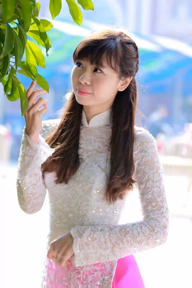 Tà áo trắng cùng nắng hồng.
