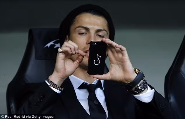 Cũng giống như Drogba, Cris Ronaldo cũng dùng điện thoại để selfie trong thời gian nghỉ dưỡng thương.