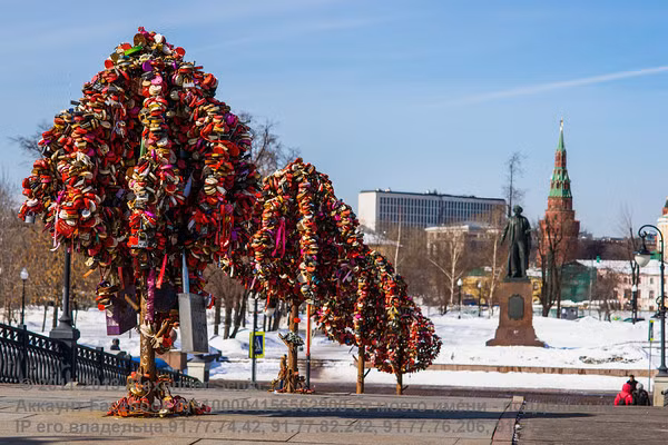 6. Cầu Luzhkov, Moscow, Nga: Thay vì khóa lên thành cầu như nhiều nơi khác, trên cây cầu Luzhkov ở thủ đô Moscow có hẳn một hàng cây bằng kim loại được dành riêng để các cặp đôi móc khóa tình yêu của mình lên đó. Những cây tình yêu này cao gần 2m nhưng được thay mới liên tục vì chúng luôn trong tình trạng hết chỗ treo. 