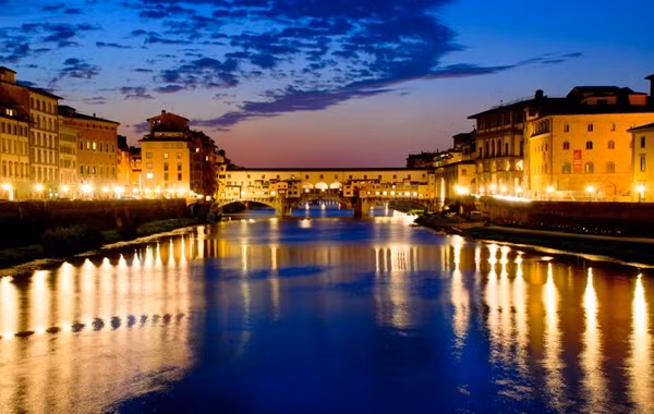  3. Cầu Ponte Vecchio, Florence, Italy: Ponte Vecchio là cây cầu bắc qua sông Arno ở Florence của Italy. Cầu được xây dựng từ thời La Mã vẫn tồn tại nguyên vẹn đến ngày nay. Những ổ khóa tình yêu trên Ponte Vecchio luôn cuốn hút sự chú ý của du khách...
