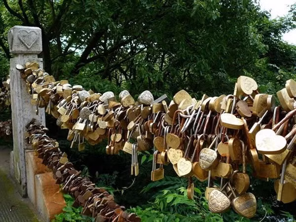 4. Cây cầu ở Hồ Nam, Trung Quốc: "Thiên hạ đệ nhất Kiều" là tên gọi của cây cầu đá tự nhiên nằm bắc giữa hai ngọn núi của khu bảo tồn thiên nhiên quốc gia Trương Gia Giới - thuộc tỉnh Hồ Nam, Trung Quốc...