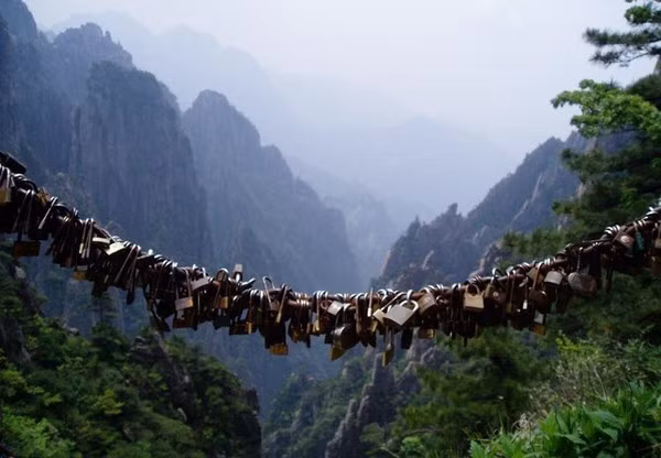Các cặp tình nhân khi đến đây thường mang theo ổ khóa để khóa lại trên thành cầu sau đó ném chìa xuống vực sâu thăm thẳm, mong một tình yêu bền chặt và hạnh phúc, gắn kết bên nhau suốt đời.