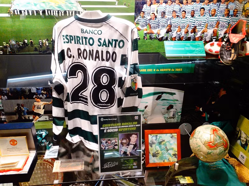 Về MU, Cris Ronaldo không muốn mặc áo số 7 vì sợ sức ép. Số áo mà anh mong muốn là 28, số mà anh đã mặc khi còn đá ở Sporting Lisbon.