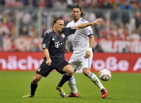 Frank Ribery (1m70): Cũng là một cầu thủ khiêm tốn về chiều cao nhưng trời lại phú cho Ribery có một đôi chân tốc độ. Nếu nhìn vào từng bước chạy của cầu thủ người Pháp này ta thấy tốc độ của anh chẳng thua kém gì những cầu thủ chân dài. Ảnh: Ronaldo7.net.