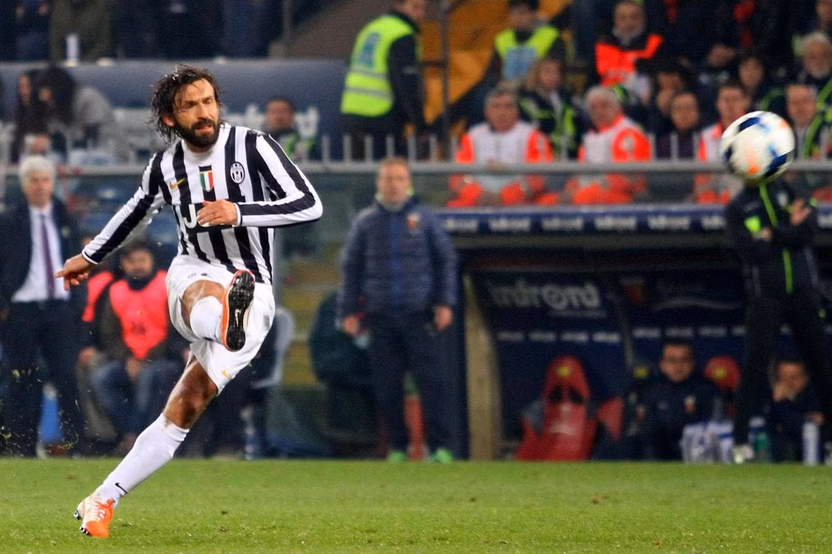 Andrea Pirlo không phải là mẫu tiền vệ có những pha xử lý bóng giàu chất kỹ thuật như Ronaldo, Neymar hay Messi nhưng ở anh lại toát lên một nghệ sĩ sân cỏ thực thụ với những pha xử lý bóng mềm mại và uyển chuyển. Tư duy bóng đá chậm rãi và thanh thoát, Pirlo đúng là một nhạc trưởng của trường phái bóng đá cổ điển. Cũng chính vì lẽ đó mà anh luôn là người hùng thầm lặng của đội tuyển Italy cũng như CLB Juventus. Sở hữu trong bộ siêu tập danh hiệu của mình từ Scudetto, cup C1 đến chức vô địch World Cup thì Pirlo chẳng thua kém bất cứ cầu thủ nào trên thế giới.