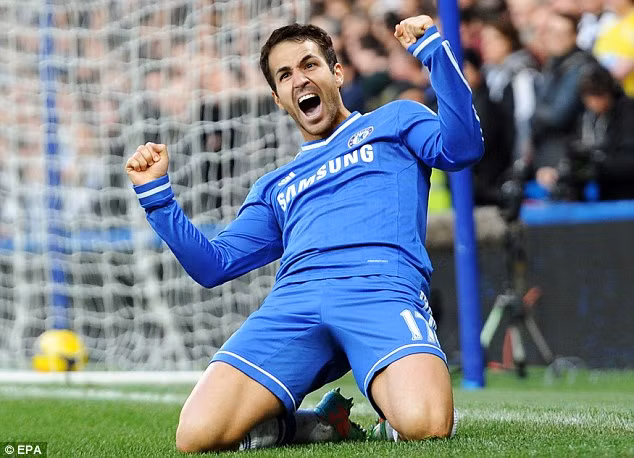Cesc Fabregas đã chơi một mùa bóng rất hay cho Barca trước khi anh chuyển tới “nửa xanh” thành London (Chelsea). Tận dụng tối đa lối chơi trực diện và tốc độ hơn của HLV Tata Martino để có riêng cho mình 8 bàn thắng và 13 đường kiến tạo. La Blaugrana chính là người giúp đỡ Alexis Sanchez và Messi phát huy tối đa hiệu suất ghi bàn ở mùa giải vừa qua. Về với Chelsea liệu Mourinho có để Fabregas thi đấu vị trí như ở Barca hay anh sẽ bị đẩy sâu xuống để làm nhiệm vụ của một tiền vệ con thoi.