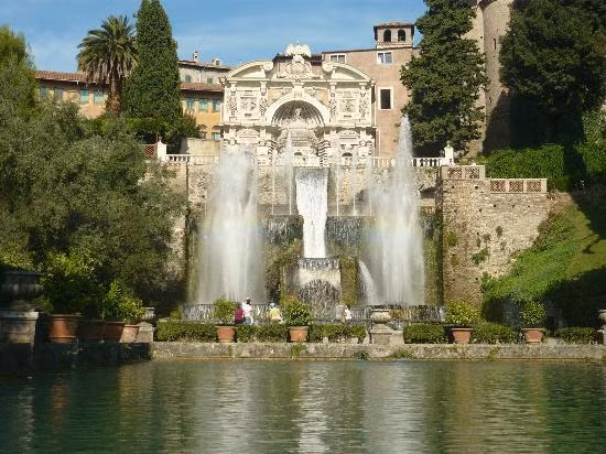 Đài phun nước Fontana (Tivoli, Italy): Fontana tọa lạc ở làng Este thuộc thành phố Tivoli với những khu vườn đẹp như tranh. Fontana được công nhận là di sản thế giới năm 2001.