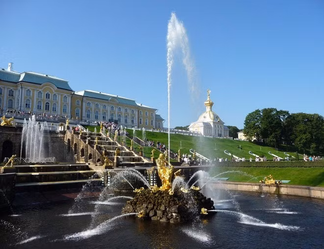 Đài phun nước Samson (Saint Petersburg, Nga): được xây dựng trong khuôn viên cung điện mùa hè ở thành phố St Petersburg năm 1720. Đài phun nước Samson miêu tả cuộc chiến giữa người với sư tử. Điều đặc biệt là đài phun nước Samson hoạt động mà không có bất kỳ loại bơm nước nào.