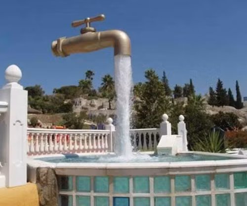 Vòi phun nước Thần Kỳ được đặt ở Aqualand, Tây Ban Nha: khi mới nhìn qua, nhiều người cho rằng đài phun nước này là tác phẩm của công nghệ photoshop nhưng khi tìm hiểu nhiều người mới ngỡ ngàng khi có một vòi phun nước như vậy. Khi được giải thích thì nhiều người mới biết rằng vòi bơm của nó nằm ở trong dòng nước.