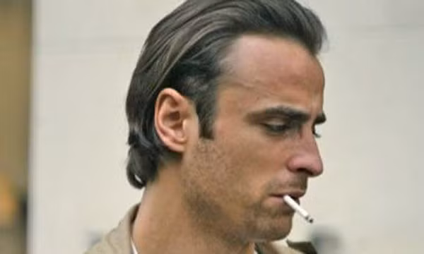 Lại thêm một cựu ngôi sao của MU bị phát hiện phì phèo thuốc lá, đó là Dimitar Berbatov. Dù vậy, lí do giải thích cho sở thích "xấu xí" của Berbatov là "muốn trông đàn ông hơn".