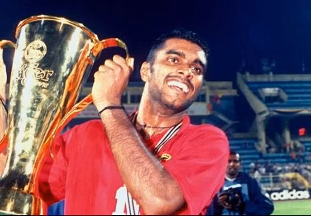 Chung kết Tiger Cup 1998: Việt Nam-1 Singapore. Đây là trận chung kết đầu tiên mà ĐTVN tham dự tại Tiger Cup (tiền thân của AFF Cup). Tại giải đấu này, ĐTVN đánh bại ĐKVĐ Thái Lan với tỷ số 3-0 tại bán kết. Những tưởng sẽ không đội bóng nào có thể cản ĐTVN lên ngôi vô địch nhưng tại trận bán kết, VN bất ngờ để thua Singapore với tỷ số 0-1. Singapore chính là đội mà ĐTVN đã cầm hòa tại vòng bảng.