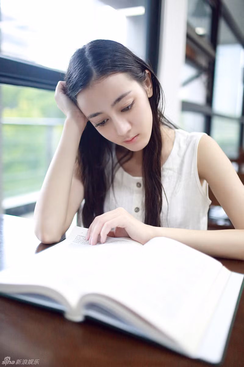 Không chỉ múa giỏi, có tài diễn xuất, Nhiệt Ba còn sở hữu một giọng ca đẹp, nuột nà. Cô từng đạt giải thưởng trong cuộc thi hát các dân tộc thiểu số của tỉnh Cát Lâm.