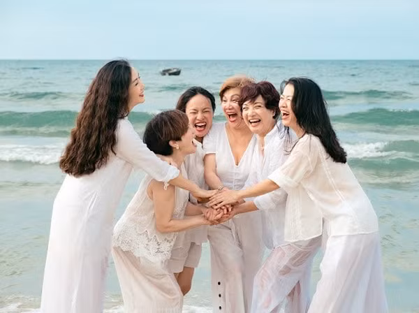 Sau nhiều năm vất vả vì cuộc sống gia đình, nghệ sĩ Tú Oanh đã tự tin quay trở lại phim ảnh. Hiện tại, ngoài cuộc sống bên gia đình nhỏ, nữ nghệ sĩ còn có mối quan hệ bạn bè thân thiết với nhiều đồng nghiệp trong Nhà hát Tuổi trẻ. Họ thường tổ chức đi chơi riêng và tận hưởng những khoảnh khắc vui vẻ.