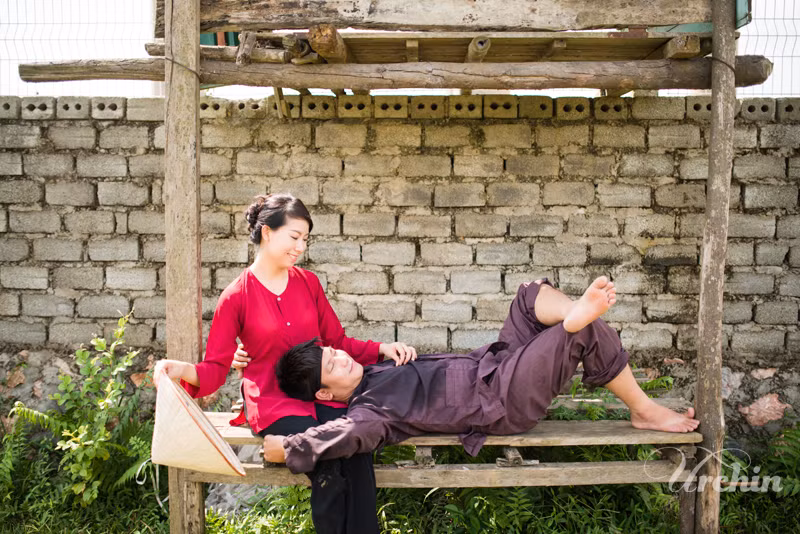 Một người bạn của cô dâu chia sẻ trên Facebook: "Đôi trẻ này đã có một bộ ảnh rất ý nghĩa về nội dung, bộ ảnh rất đời thường tạo cho người xem cảm giác rất gần gũi và bình dị. Mong đôi trẻ trăm năm hạnh phúc". Ảnh: Urchin Studio.