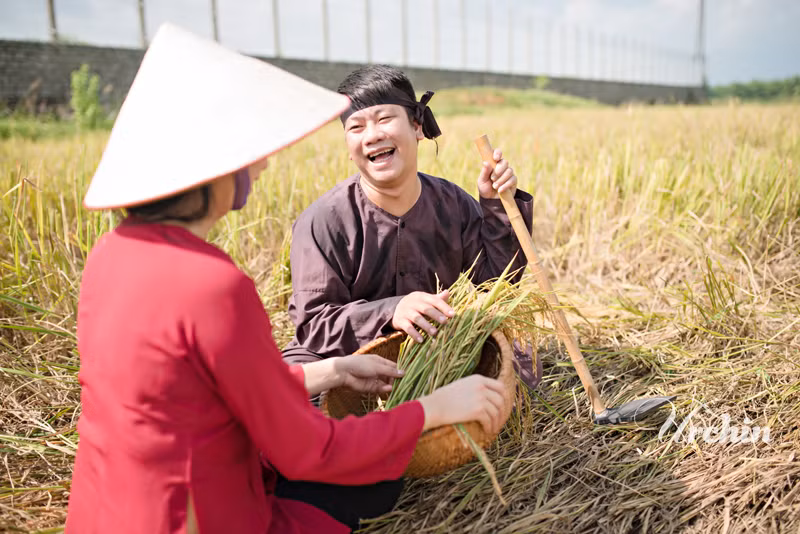 Sau chia sẻ thú vị của cô dâu, chú rể Thanh Tuấn tiếp lời: "Tình yêu của chúng mình 9 năm đã trải qua nhiều đắng cay, ngọt bùi để đến ngày đơm hoa kết lộc cũng như người nông dân một nắng, hai sương để rồi cũng đến ngày thu hoạch hoa trái cuối mùa của mình".