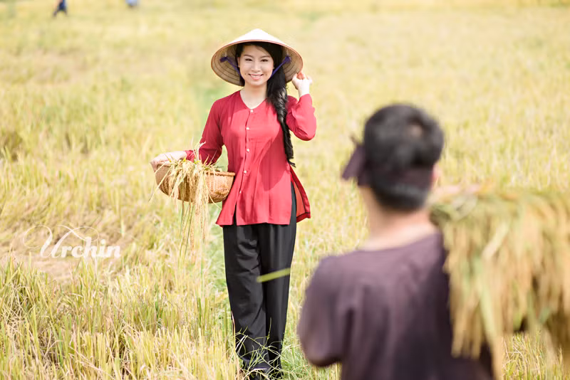 Rồi một lần về quê cô dâu tại Yên Bái, đi qua cánh đồng vàng óng nơi đó có những người đang gặt lúa ngày mùa thì cặp đôi này đã nảy sinh ý tưởng dùng hình ảnh người nông dân để đưa vào bộ ảnh cưới của mình.