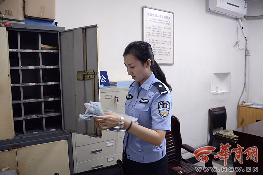 Bắt đầu một ngày làm việc, nữ cảnh sát giao thông này phải xử lý rất nhiều phiếu và hóa đơn phạt lỗi vi phạm giao thông.