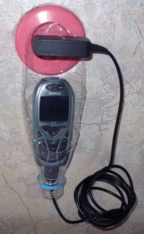 Chỗ để sạc điện thoại gắn tường sáng tạo.