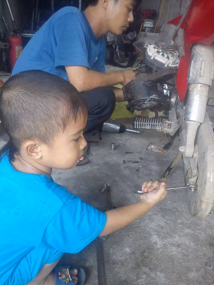 Con không nghịch đâu, con đang giúp bố mà.