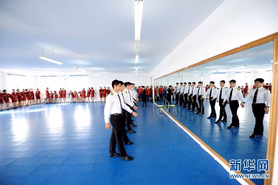 Các sinh viên đang thực hành động tác đi bộ tiêu chuẩn.