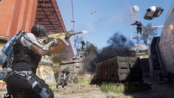 Hình ảnh về tựa game Call Of Duty mà 2 nhóc từng ham mê, nhưng giờ đây đã hết sau chuyến đi thực tế đến những vùng chiến sự.