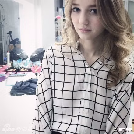 Xem thêm một số bức ảnh khác về "hot girl tàu điện ngầm" đang được cư dân mạng Trung Quốc yêu thích.