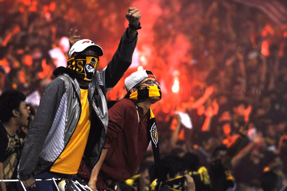 Đặc điểm dễ nhận dạng nhất của các Ultras Malaysia là chiếc khăn cuốn mặt chỉ để lộ hai con mắt và nắm đấm giơ lên trời.