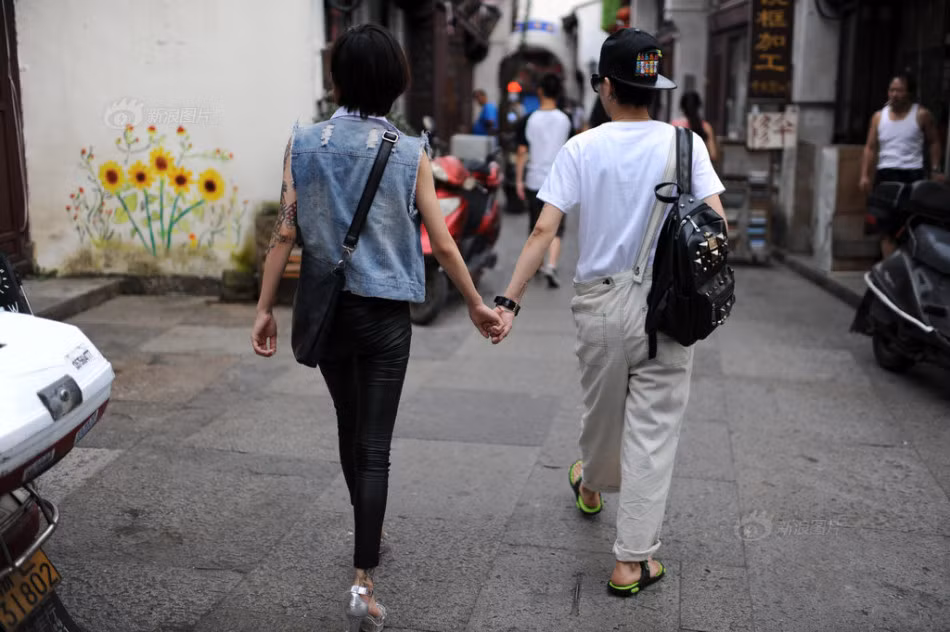 Bộ ảnh của một cặp đồng tính nữ tuổi đời còn khá trẻ là Lin và Zhou do một nhiếp ảnh gia người Trung Quốc thực hiện.