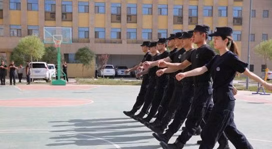 Trong giờ huấn luyện, Y Minh Giang chăm chú và nghiêm túc không thua bất cứ nam tử Hán nào.
