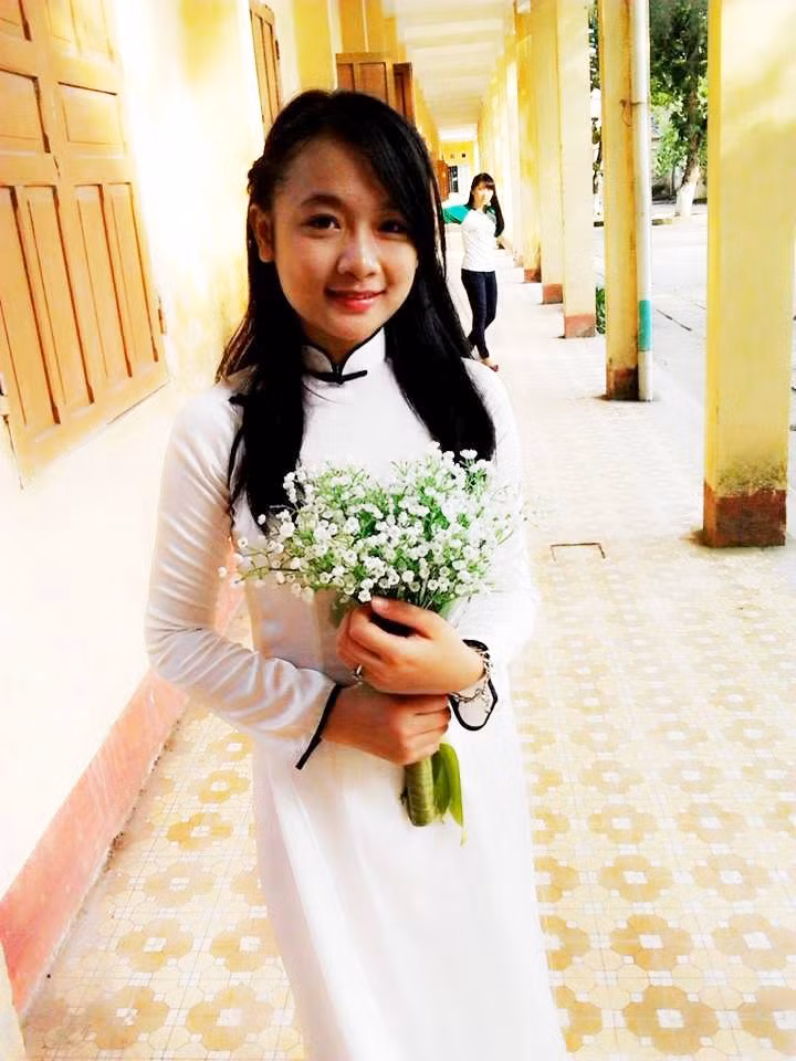 Ngoài việc học giỏi, xinh đẹp, Thủy còn là một người con hiếu thảo, hoàn cảnh gia đình đặc biệt khó khăn nên vừa kết thúc kỳ thi đại học cô bạn đã đi làm thêm kiếm tiền phụ giúp bố mẹ.