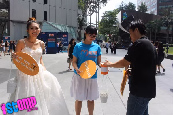 Gái trẻ mặc váy cưới bán nụ hôn để cứu mạng sống Gai tre mac vay cuoi ban nu hon de cuu mang song